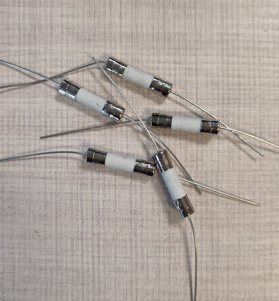 Запобіжник керамічний 4A 250V 5х20мм з виводами 22мм