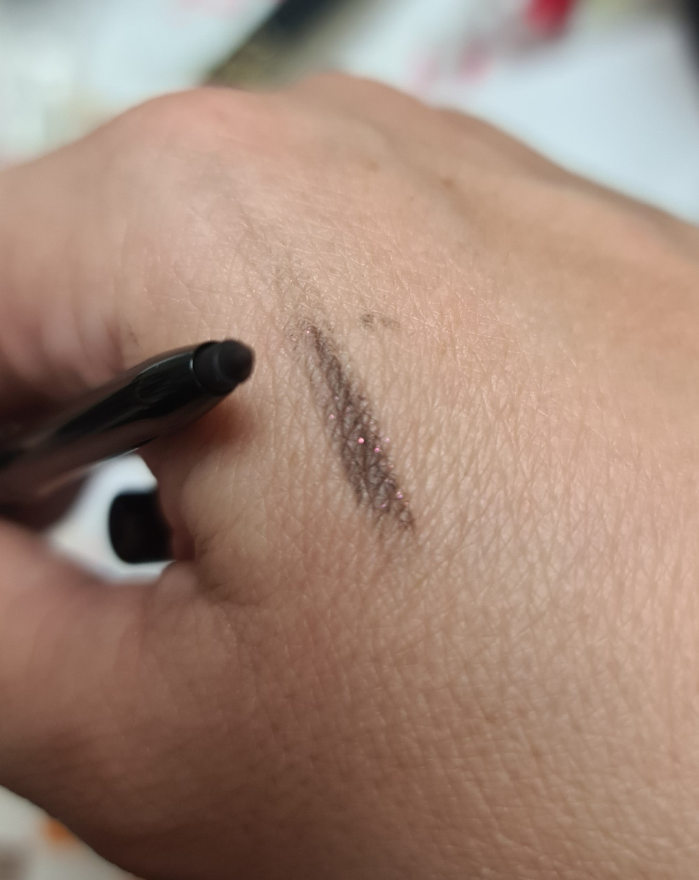 Мерехтливий олівець для очей GLIMMERSTICK AVON, 0,35g Black Bioux / Чорна безодня