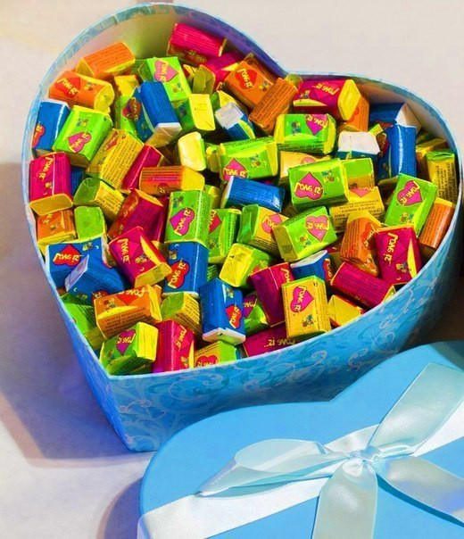 Жувальна жуйка Love is асорті в подарунковій упаковці 200 шт