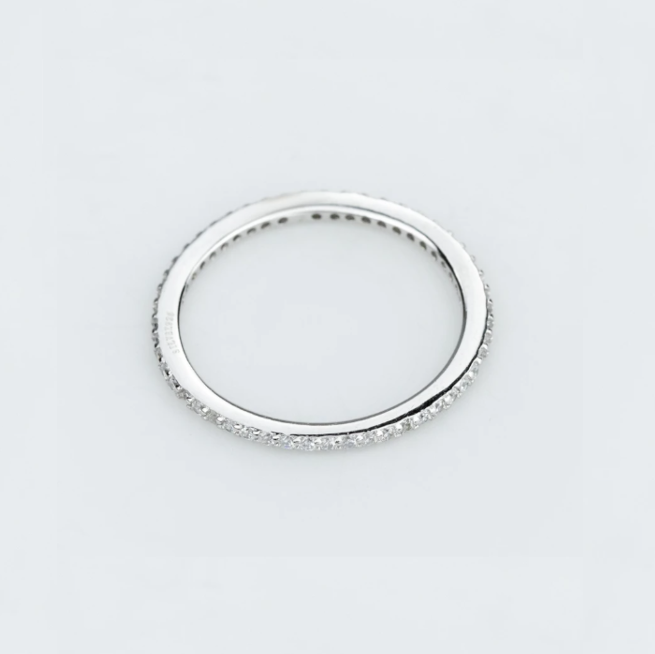 Срібна каблучка з фіанітами мінімалістична, Розмір 15,0, Вага: 0.9 г
