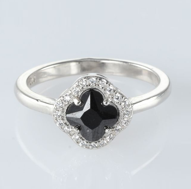 Срібна каблучка Конюшина з фіанітами і оніксом, Розмір 16,0, Вага: 2.8 г