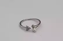 Срібна каблучка з перлиною і фіанітами, Розмір 15,0, Вага: 0.9 г