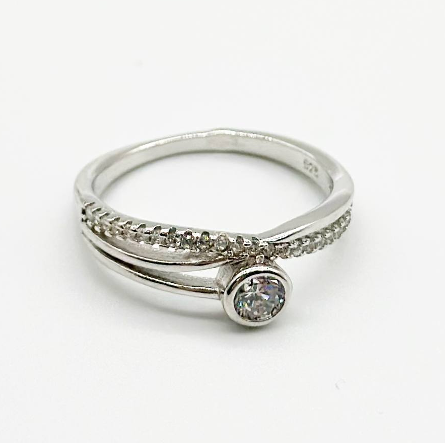 Срібна каблучка з фіанітами, Розмір 17,0, Вага: 2.2 г