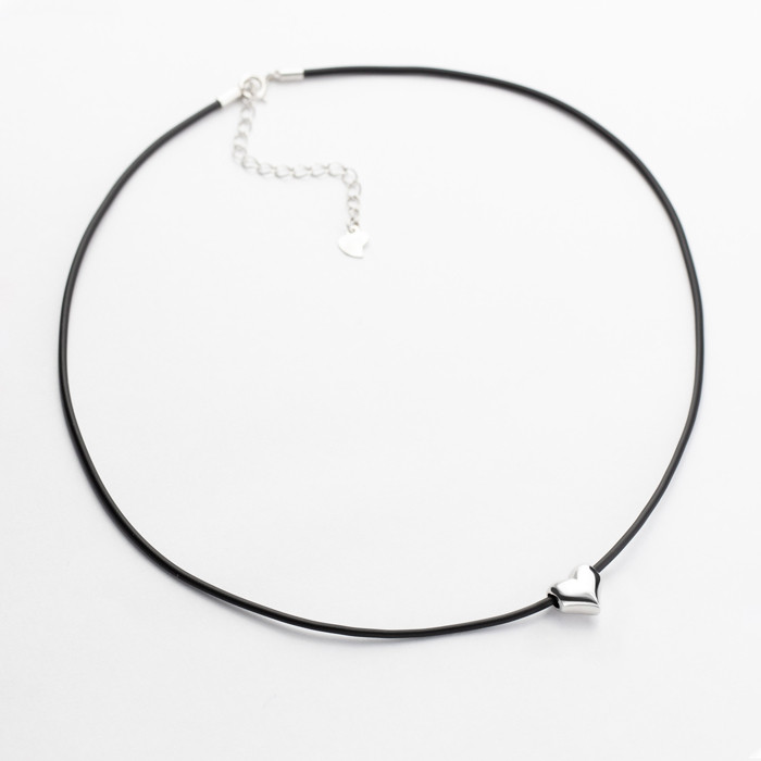 Кольє з каучуковим шнурком зі срібною підвіскою маленьке серце, Розмір 39 см x 0,2 см, Вага: 3.5 г