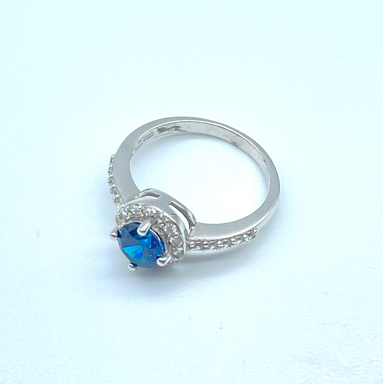 Срібна каблучка з фіанітами, Розмір 16,0, Вага: 2.6 г