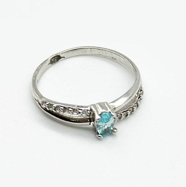 Срібна каблучка з фіанітами, Розмір 16,0, Вага: 1.4 г