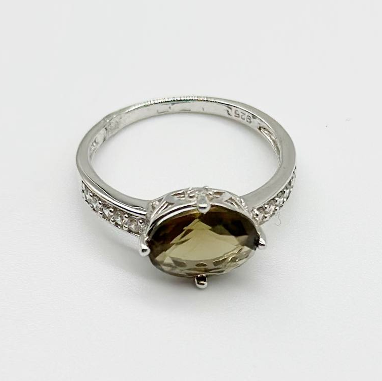 Срібна каблучка з фіанітами, Розмір 17,0, Вага: 2.3 г