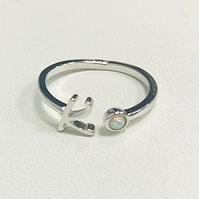 Срібна каблучка Літера "К" з опалом, Розмір 15,0, Вага: 1.5 г