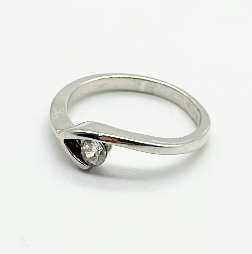 Срібна каблучка зі вставкою фіаніт, Розмір 15,0, Вага: 1.8 г