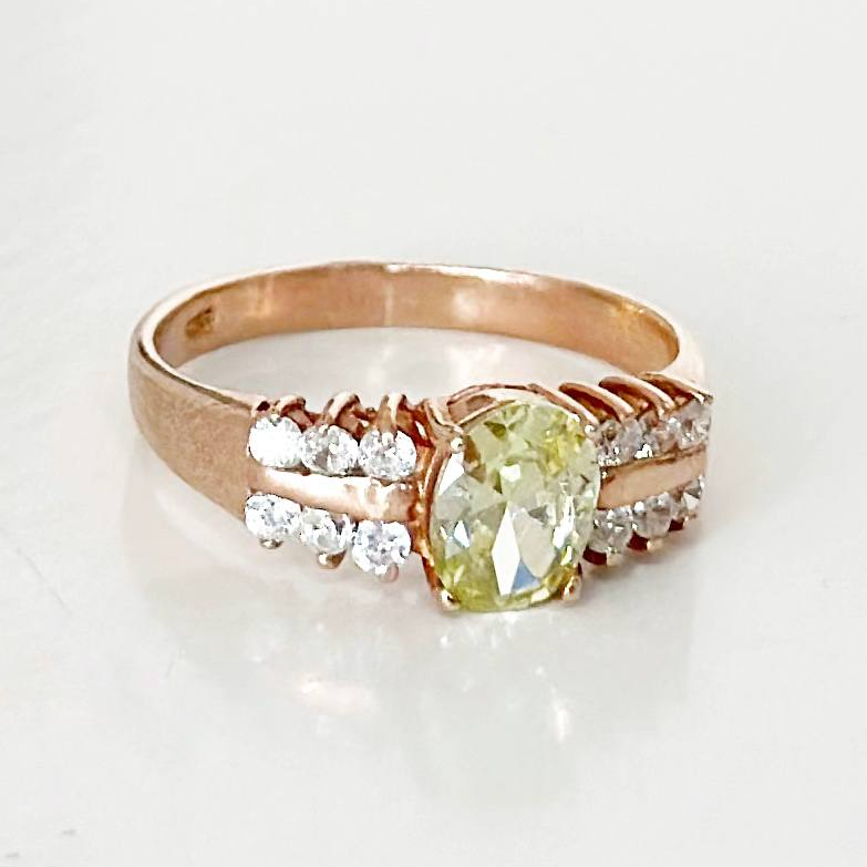 Срібна каблучка зі вставкою фіаніт