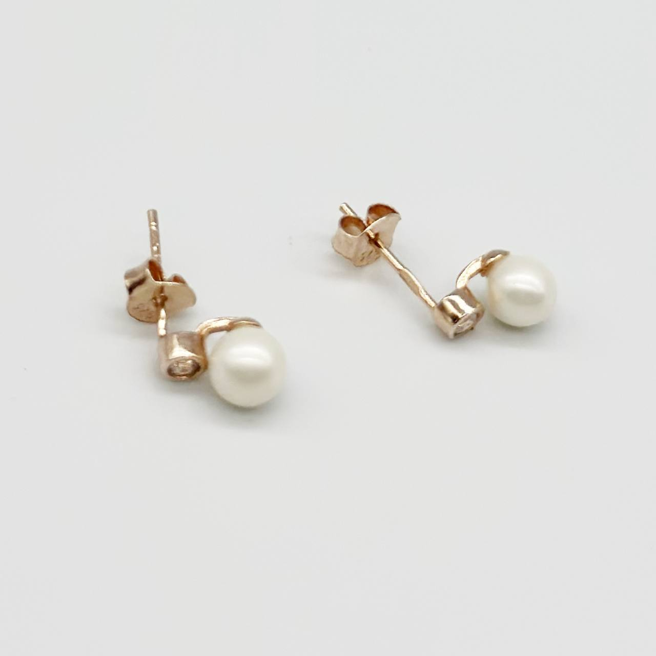 Срібні сережки пусети позолочені зі вставкою Sea Shell Pearl/фіаніт