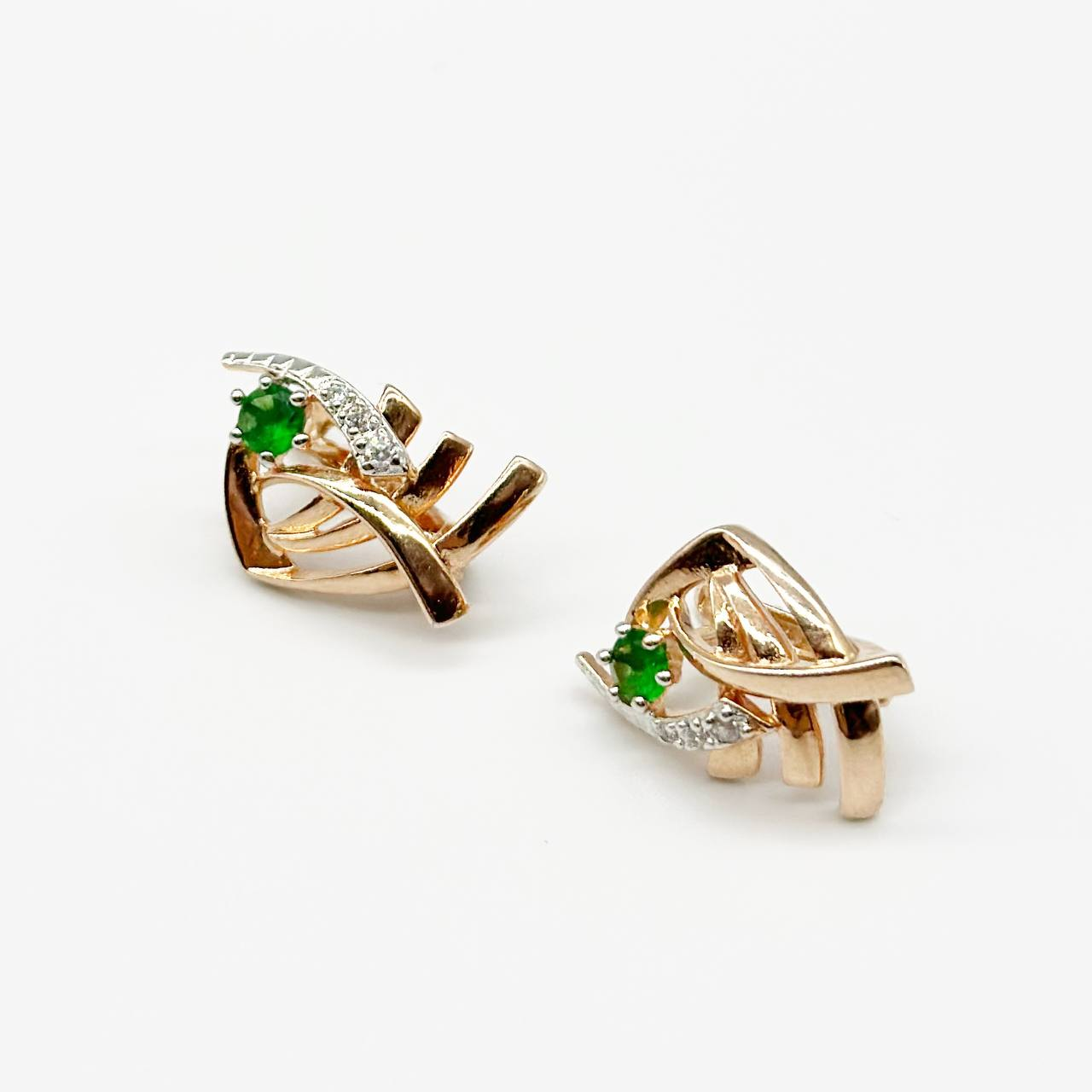 Срібні сережки позолочені з англійською застібкою зі вставкою фіаніт