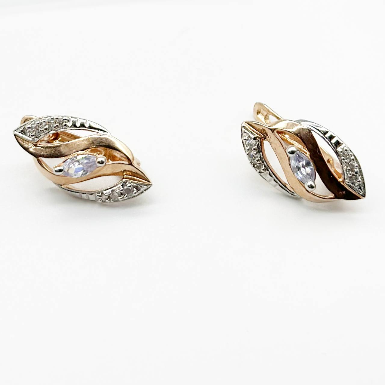 Срібні сережки позолочені з англійською застібкою зі вставкою фіаніт