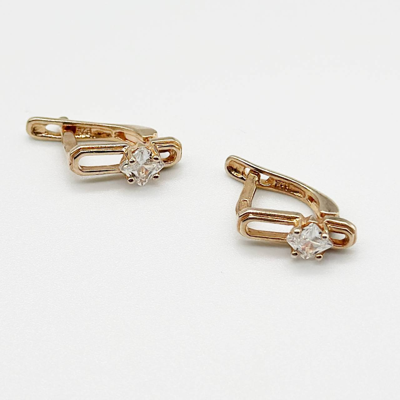 Срібні сережки позолочені з англійською застібкою зі вставкою фіаніт