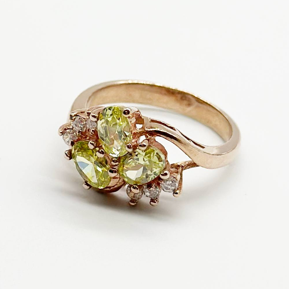 Срібна каблучка зі вставкою фіаніт