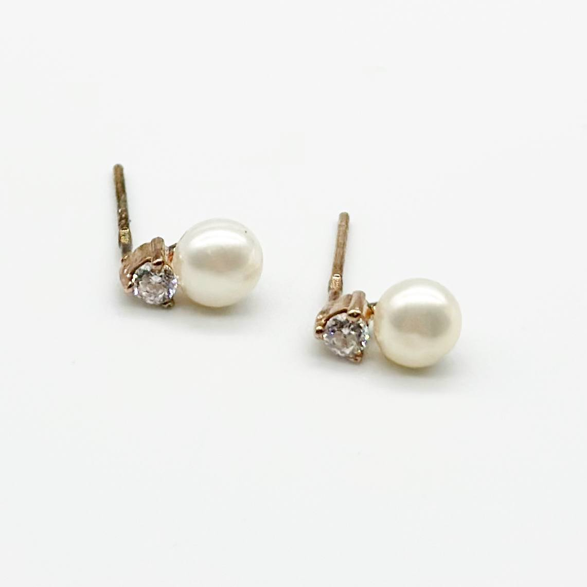 Срібні сережки пусети позолочені зі вставкою фіаніт/Sea Shell Pearl