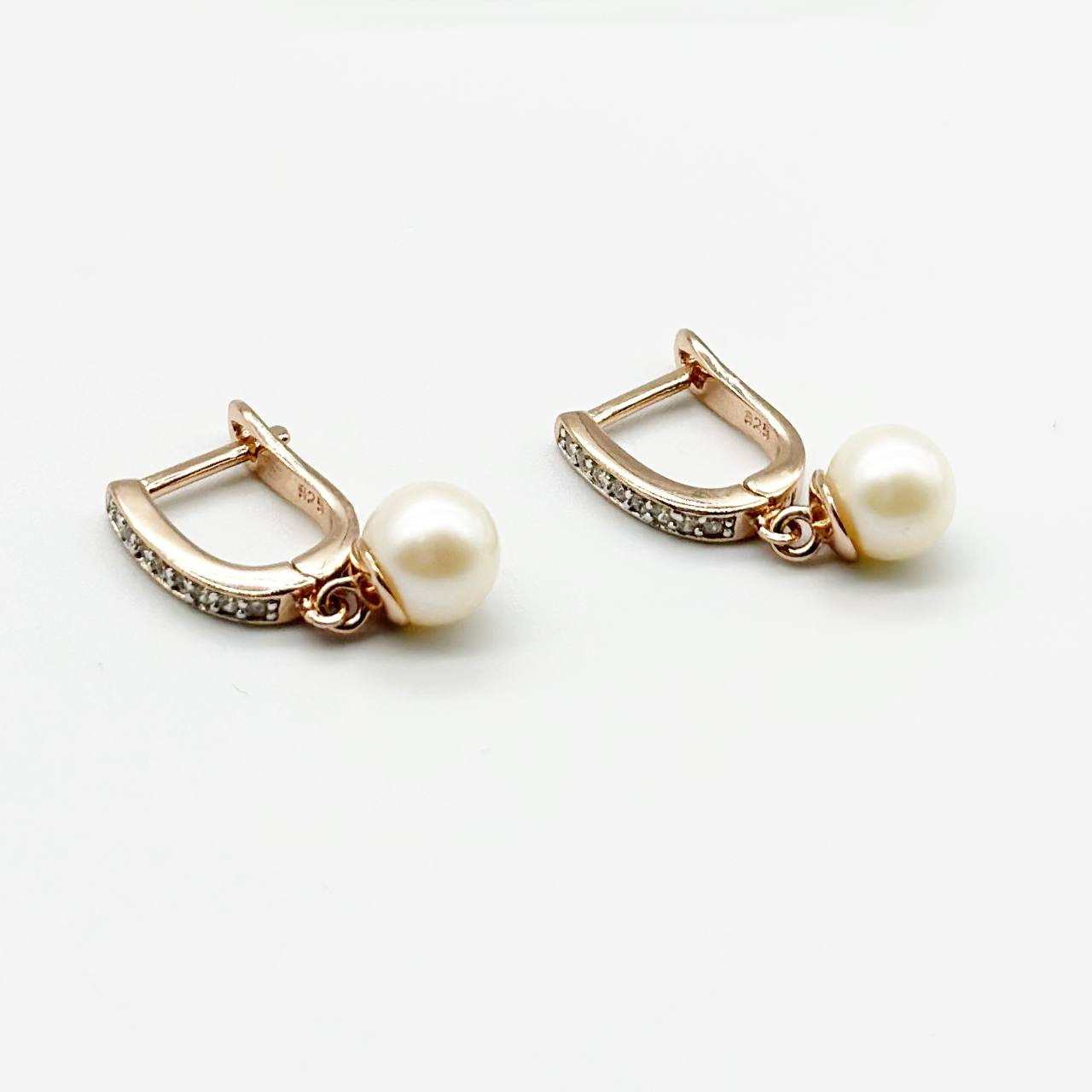 Срібні сережки позолочені з англійською застібкою зі вставкою перлина/фіаніт