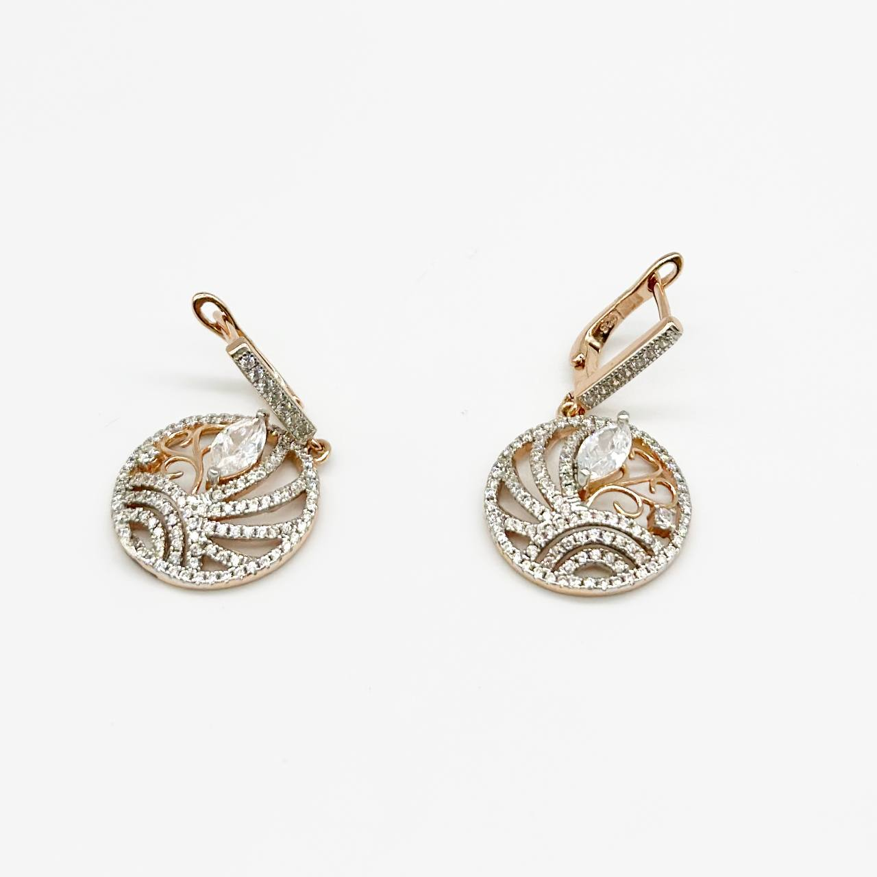 Срібні сережки позолочені з англійською застібкою зі вставкою фіаніт