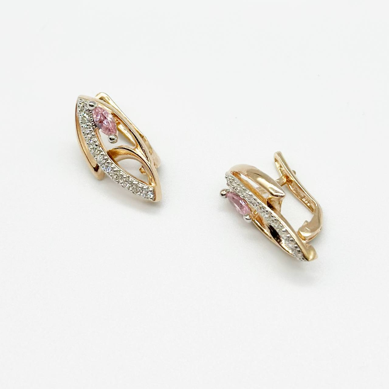 Срібні сережки позолочені з англійською застібкою зі вставкою фіаніт