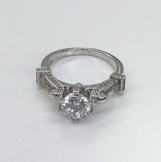 Срібна каблучка з фіанітами, Розмір 17,0, Вага: 4.4 г