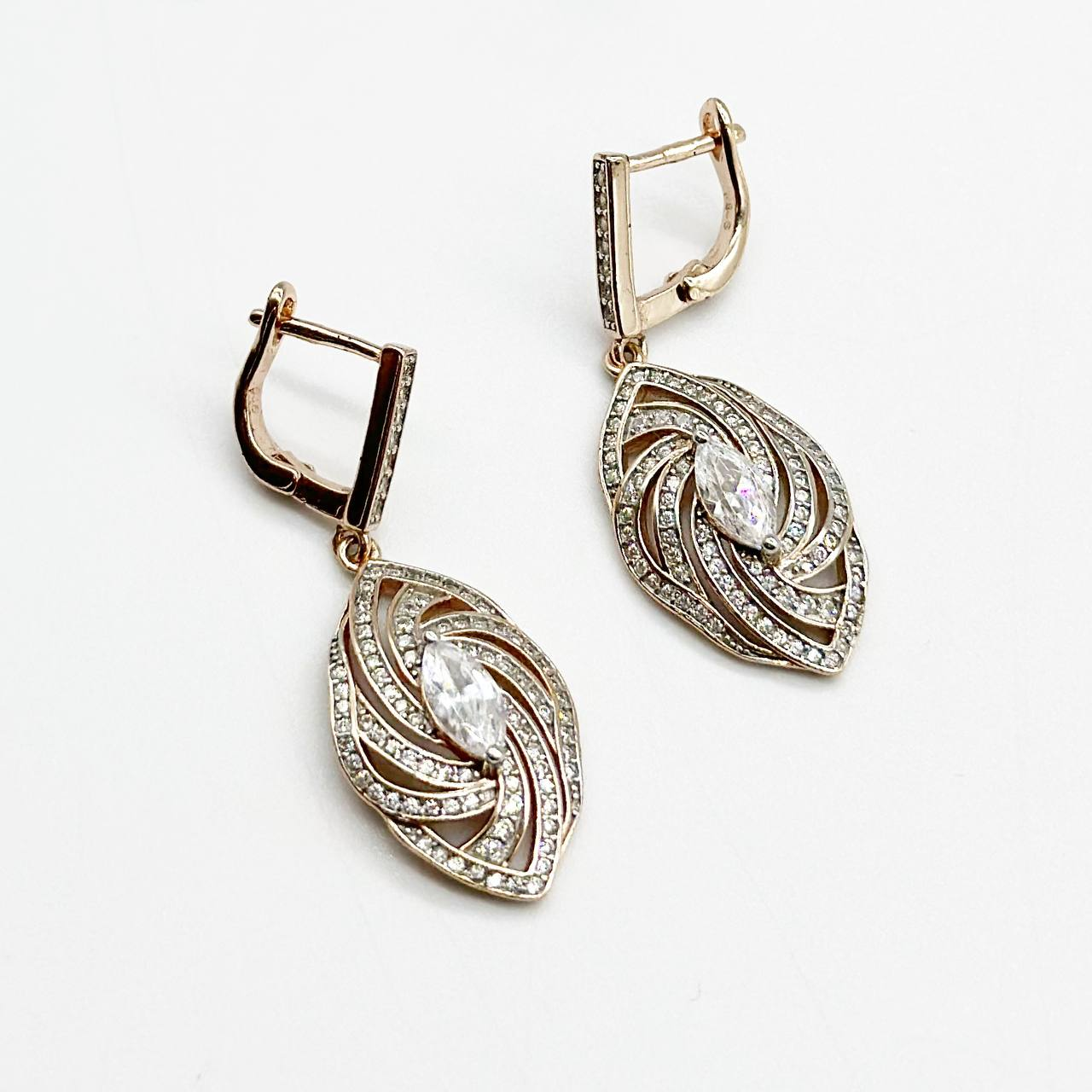 Срібні сережки позолочені з англійською застібкою зі вставкою фіаніт