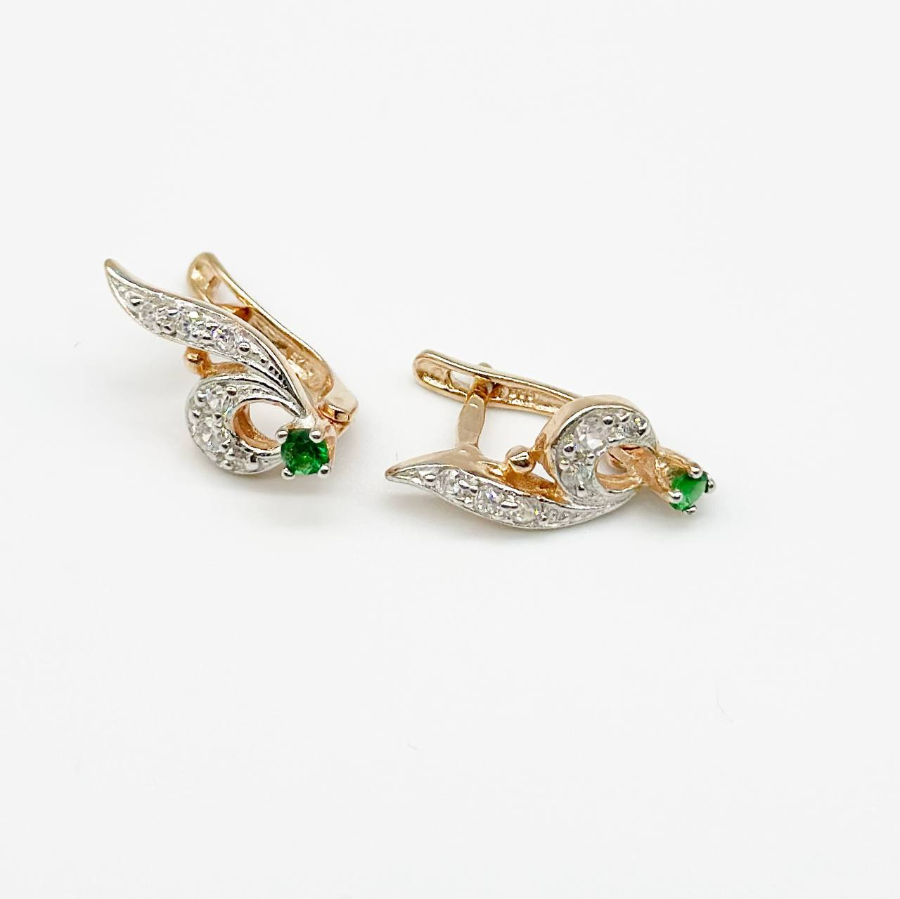 Срібні сережки позолочені з англійською застібкою зі вставкою фіаніт