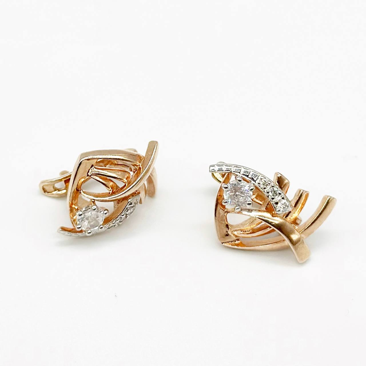 Срібні сережки позолочені з англійською застібкою зі вставкою фіаніт