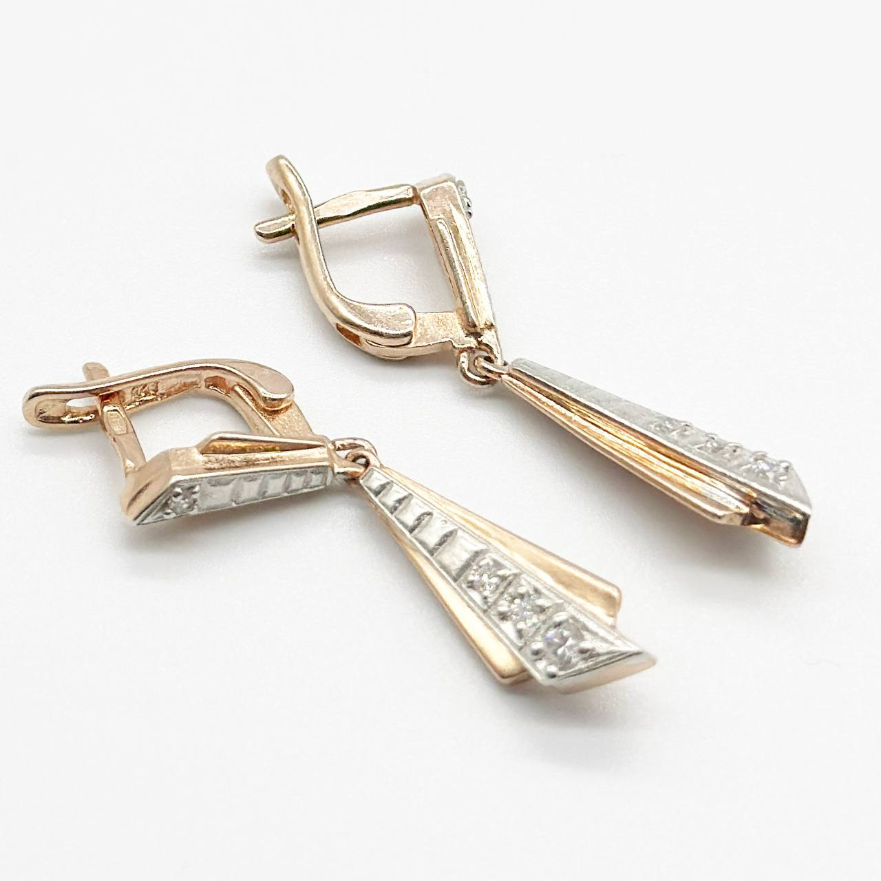 Срібні сережки позолочені з англійською застібкою зі вставкою фіаніт