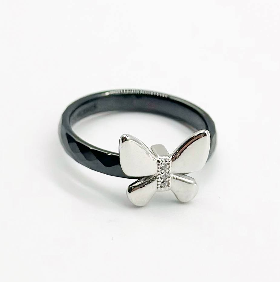 Каблучка з чорною керамікою та фіанітами, Розмір 17,5, Вага: 2.2 г