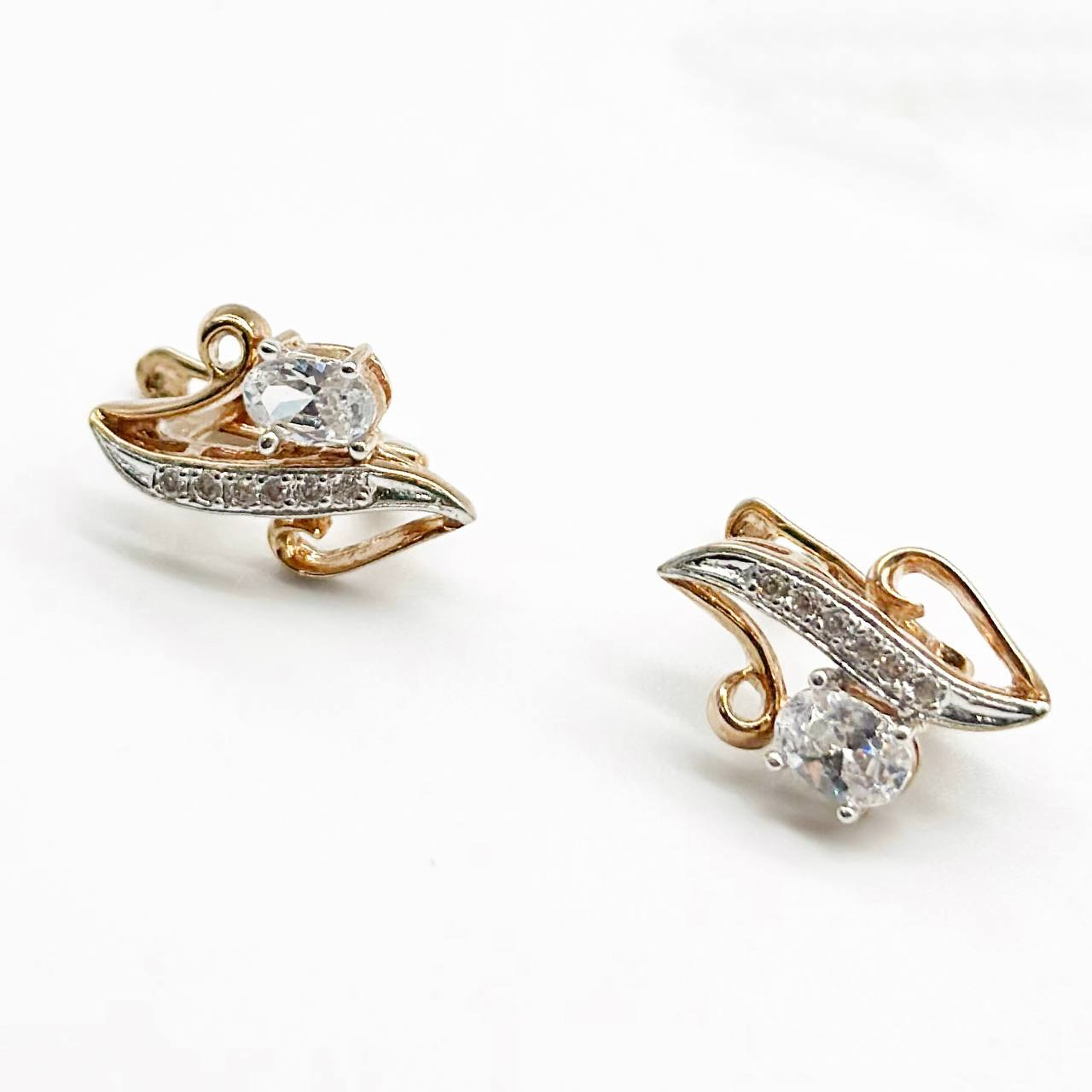 Срібні сережки позолочені з англійською застібкою зі вставкою фіаніт