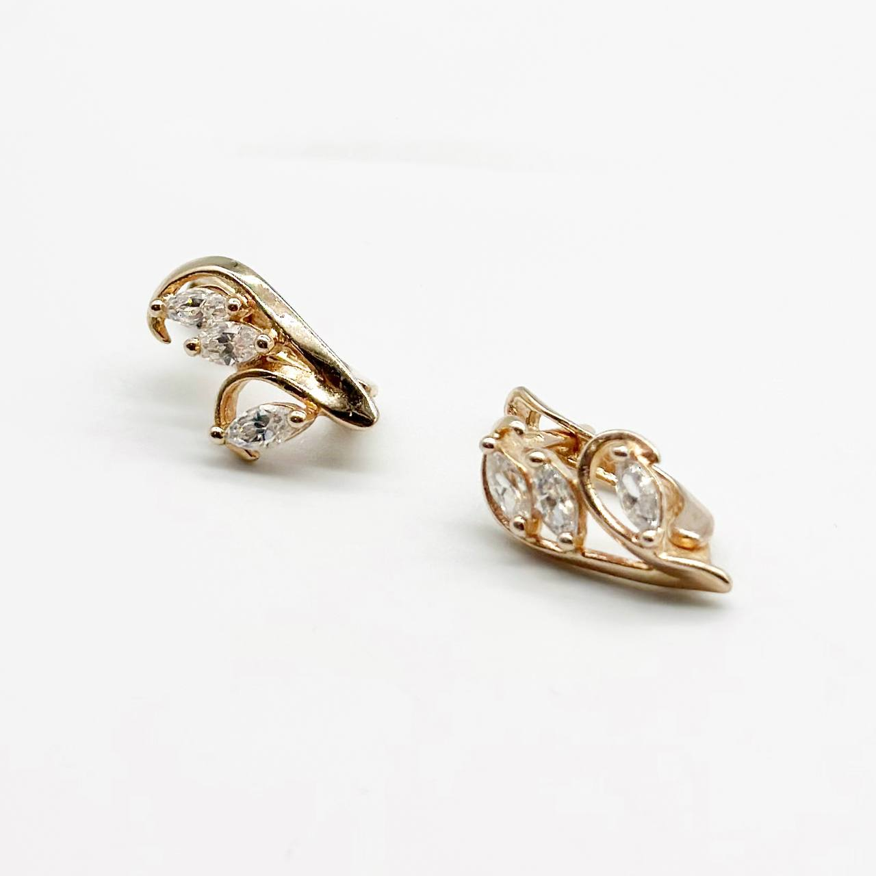 Срібні сережки позолочені з англійською застібкою зі вставкою фіаніт