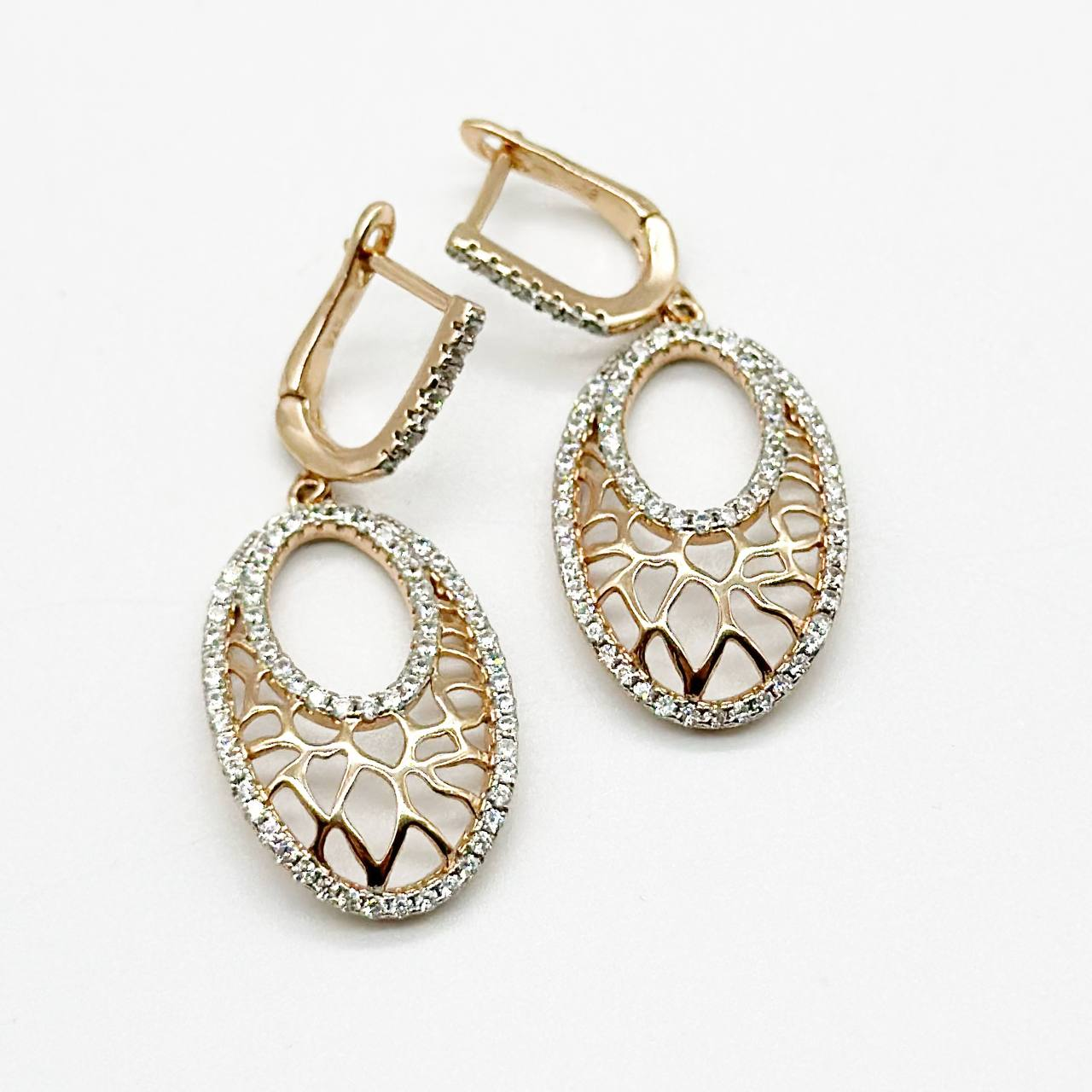 Срібні сережки позолочені з англійською застібкою зі вставкою фіаніт