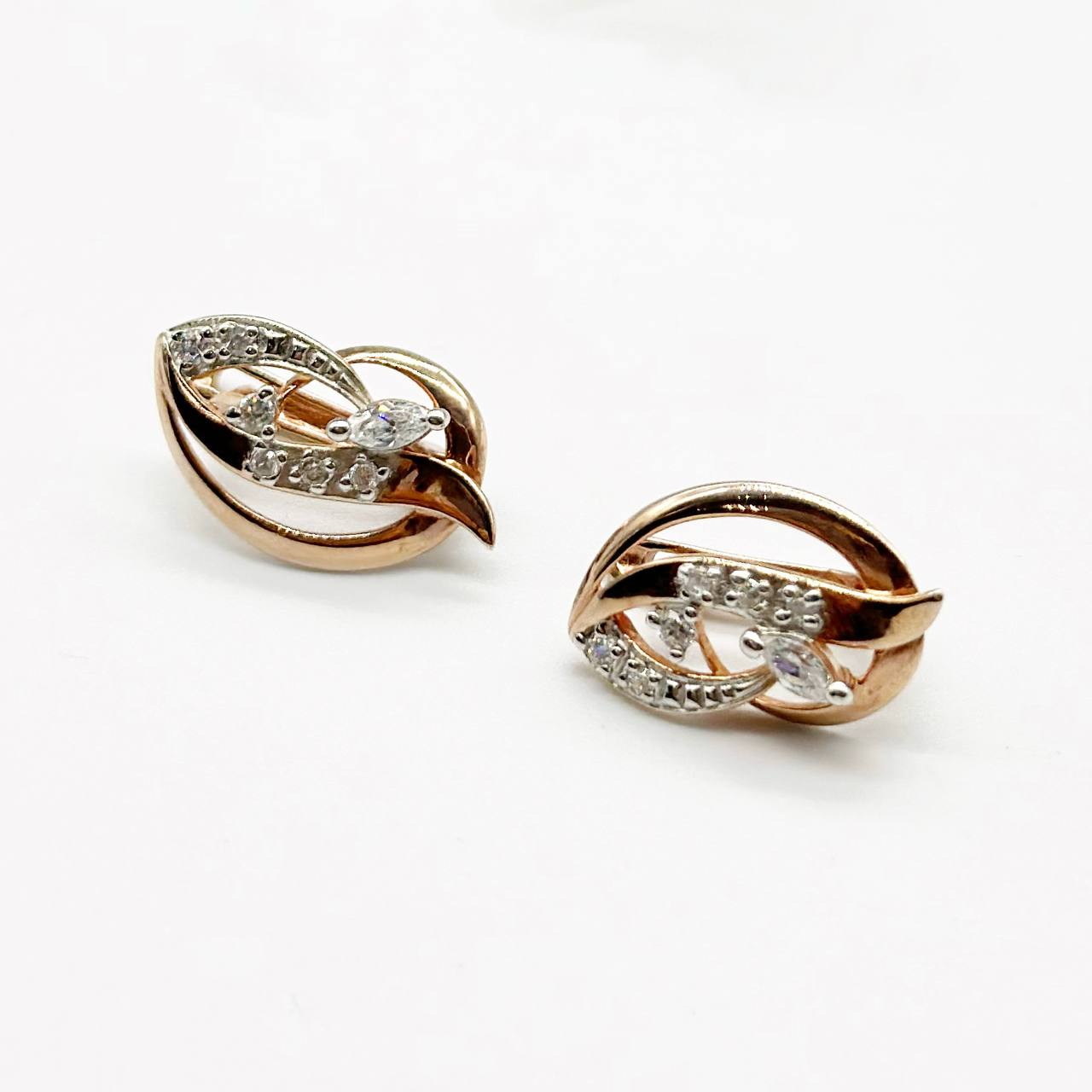 Срібні сережки позолочені з англійською застібкою зі вставкою фіаніт