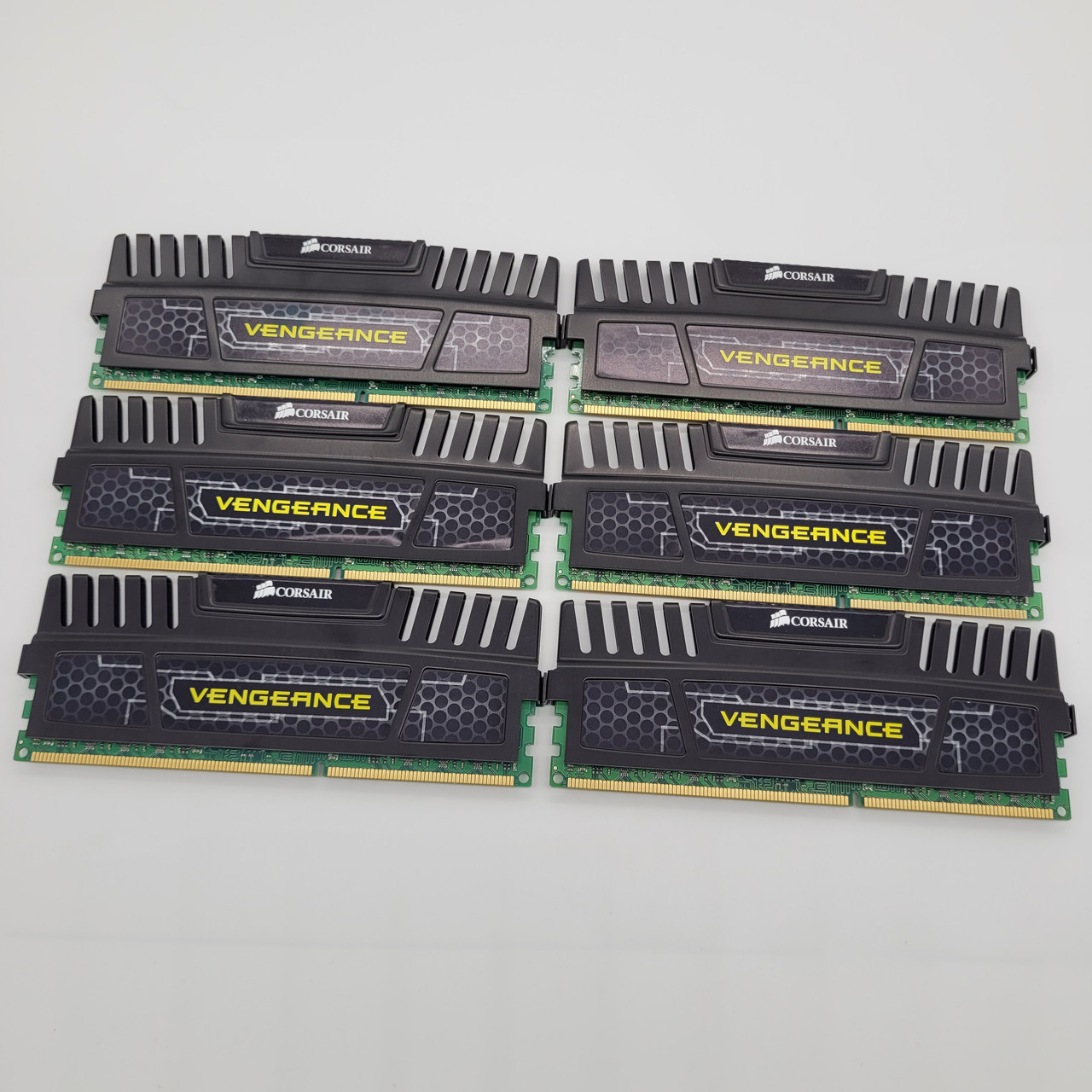 Комплект оперативної пам'яті Corsair DDR3 24Gb (6x4Gb) 1600MHz PC3-12800U 2R8 CL9 (CMZ24GX3M6A1600C9) Б/В