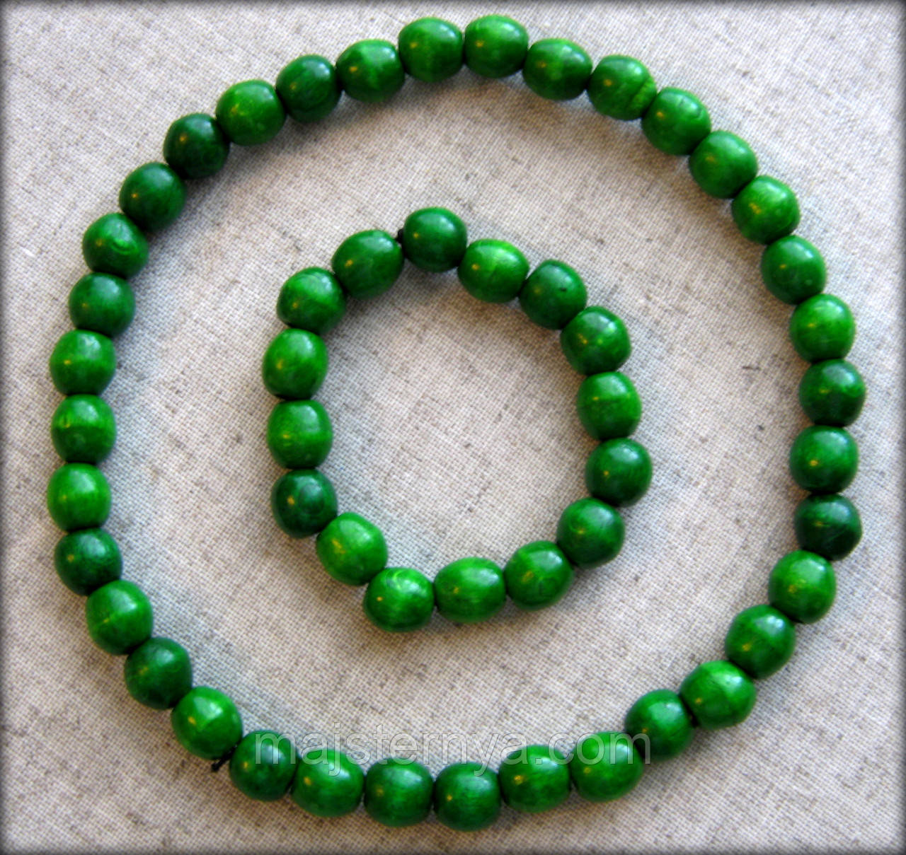 Набір бусі з дерева + браслет темно зеленого кольору