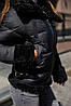 Трендова жіноча зимова куртка чорного кольору з оздобленням із еко-хутра, фото 3
