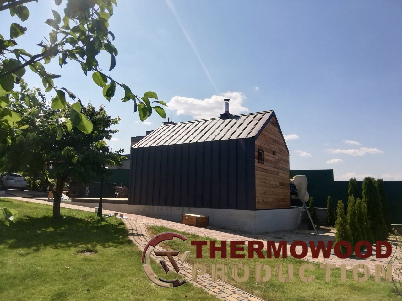 баня барн хаус фото. Sauna modułowa, sauna beczkowa, sauna Viking, sauna quadro, sauna beczkowa owalna, sauna Barn House. Domki modułowe z saunami i drewnianymi meblami. Produkty Thermowood Модульні бані, бані-бочки, бані Вікінг, квадро бані, овальні бані, бані Барн хаус від виробника. Модульні будинки з банями та меблі з дерева. Продукція з термодерева Thermowood Production Модульные бани, бани-бочки, бани Викинг, квадро бани, овальные бани, бани Барн хаус от производителя. Модульные дома с банями и мебель из дерева. Продукция из термодерева Thermowood Production Modular sauna, Barrel sauna, Viking sauna, Quadro sauna, Oval barrel sauna, Barn House sauna. Modular House with saunas and wooden furniture. Thermowood products Modulare Saunа, Fasssaunа, Wiking Saunа, Quadro Saunа, Ovalе Fassauna, Scheunenhaus Sauna. Modulare Hous mit Saunen und Holzmöbeln. Produkte aus Thermoholz