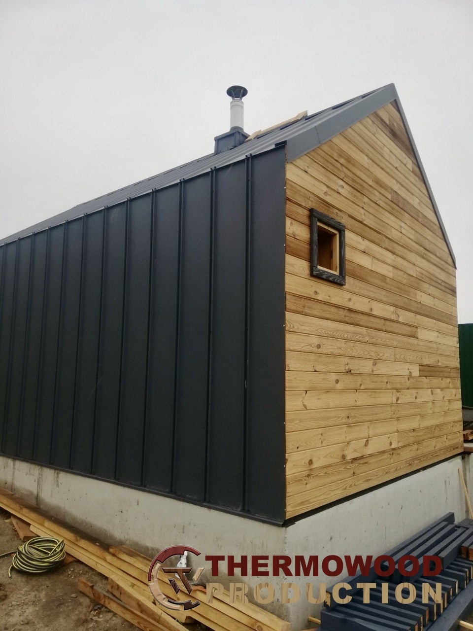 баня барн хаус фото. Sauna modułowa, sauna beczkowa, sauna Viking, sauna quadro, sauna beczkowa owalna, sauna Barn House. Domki modułowe z saunami i drewnianymi meblami. Produkty Thermowood Модульні бані, бані-бочки, бані Вікінг, квадро бані, овальні бані, бані Барн хаус від виробника. Модульні будинки з банями та меблі з дерева. Продукція з термодерева Thermowood Production Модульные бани, бани-бочки, бани Викинг, квадро бани, овальные бани, бани Барн хаус от производителя. Модульные дома с банями и мебель из дерева. Продукция из термодерева Thermowood Production Modular sauna, Barrel sauna, Viking sauna, Quadro sauna, Oval barrel sauna, Barn House sauna. Modular House with saunas and wooden furniture. Thermowood products Modulare Saunа, Fasssaunа, Wiking Saunа, Quadro Saunа, Ovalе Fassauna, Scheunenhaus Sauna. Modulare Hous mit Saunen und Holzmöbeln. Produkte aus Thermoholz