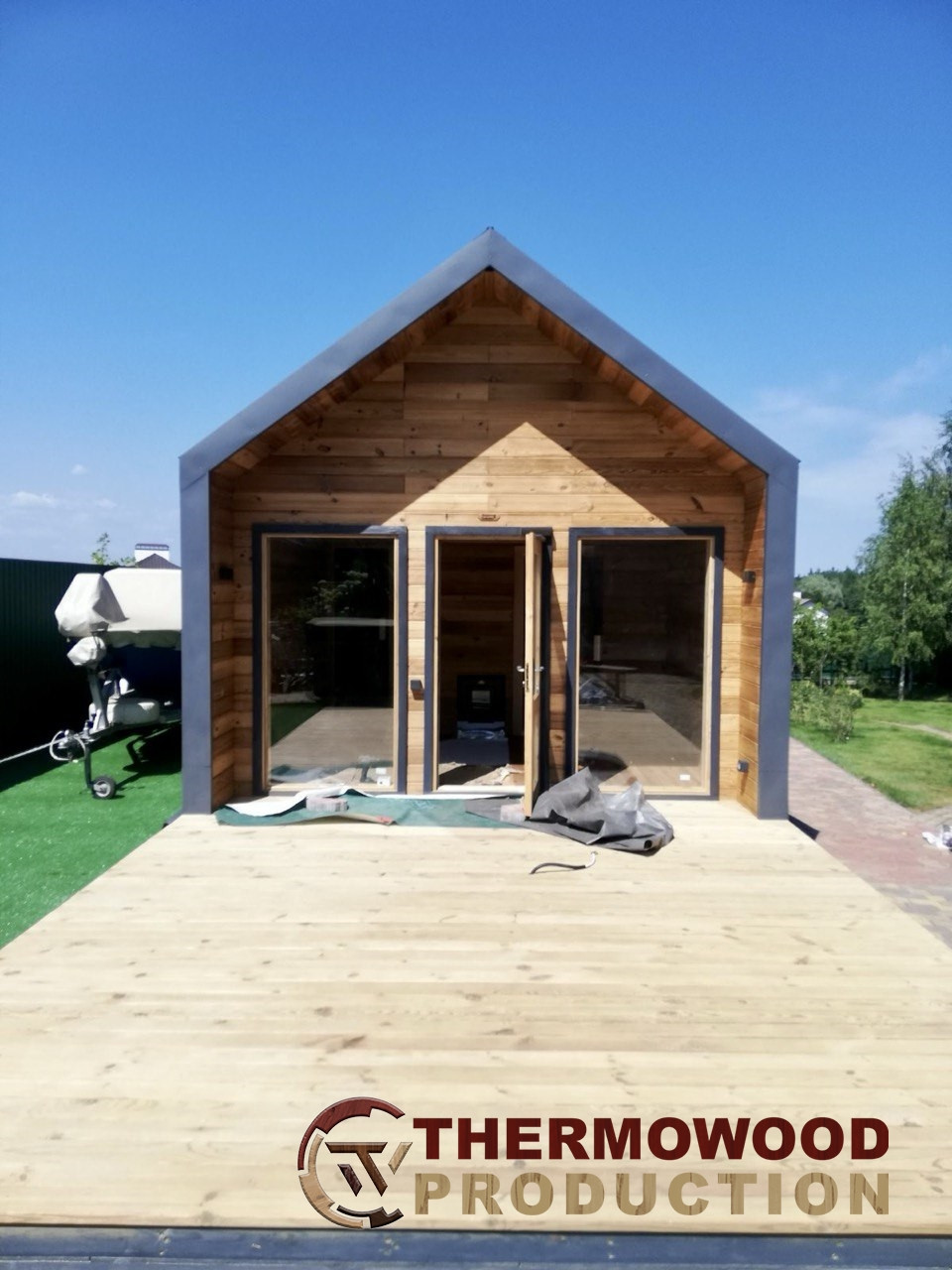 Sauna mobile barn house style. Баня в стиле Барн хаус/ Sauna modułowa, sauna beczkowa, sauna Viking, sauna quadro, sauna beczkowa owalna, sauna Barn House. Domki modułowe z saunami i drewnianymi meblami. Produkty Thermowood Модульні бані, бані-бочки, бані Вікінг, квадро бані, овальні бані, бані Барн хаус від виробника. Модульні будинки з банями та меблі з дерева. Продукція з термодерева Thermowood Production Модульные бани, бани-бочки, бани Викинг, квадро бани, овальные бани, бани Барн хаус от производителя. Модульные дома с банями и мебель из дерева. Продукция из термодерева Thermowood Production Modular sauna, Barrel sauna, Viking sauna, Quadro sauna, Oval barrel sauna, Barn House sauna. Modular House with saunas and wooden furniture. Thermowood products Modulare Saunа, Fasssaunа, Wiking Saunа, Quadro Saunа, Ovalе Fassauna, Scheunenhaus Sauna. Modulare Hous mit Saunen und Holzmöbeln. Produkte aus Thermoholz