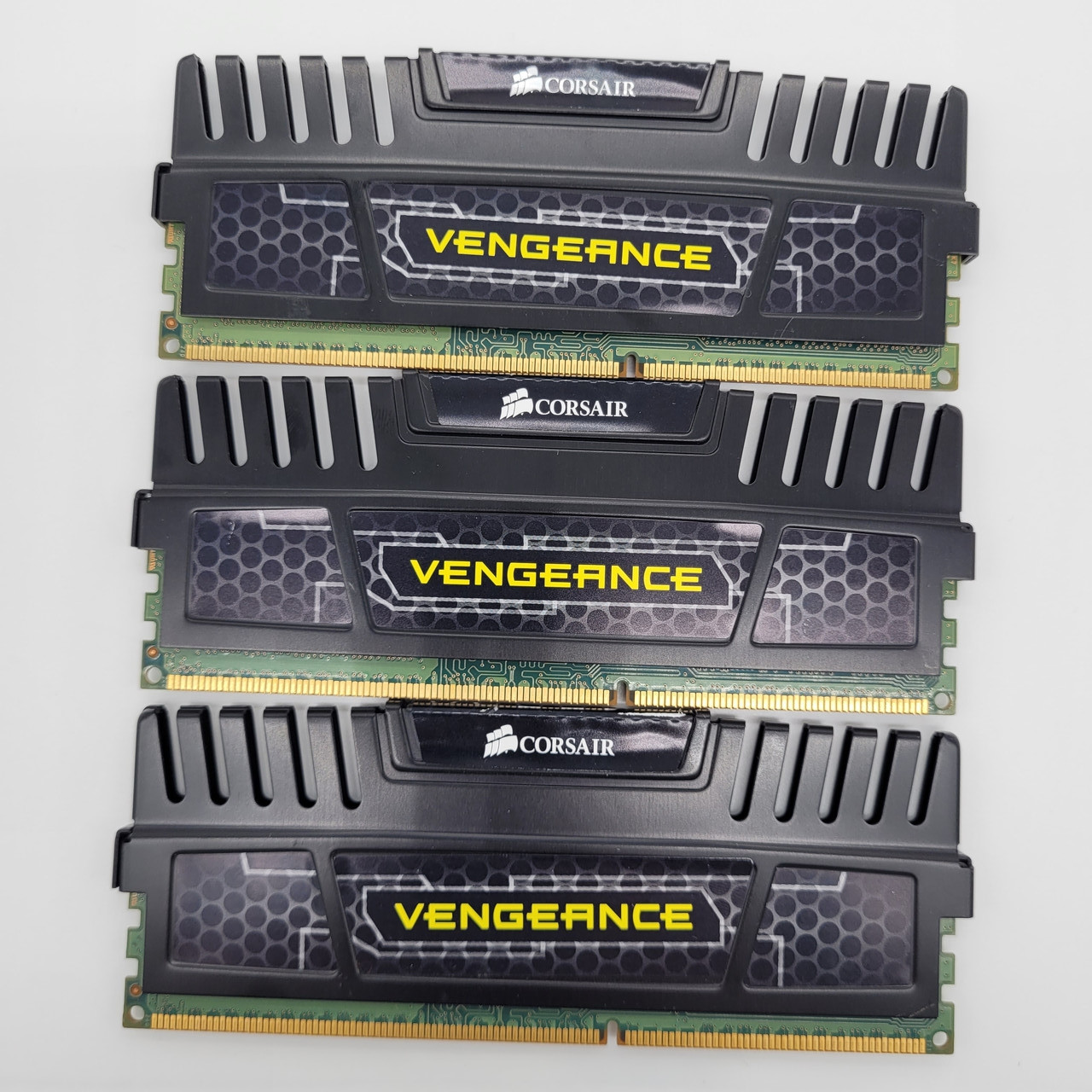 Ігрова оперативна пам'ять Corsair Vengeance DDR3 12Gb 1600MHz PC3-12800U 1R8/2R8 CL9 (CMZ12GX3M3A1600C9) Б/В