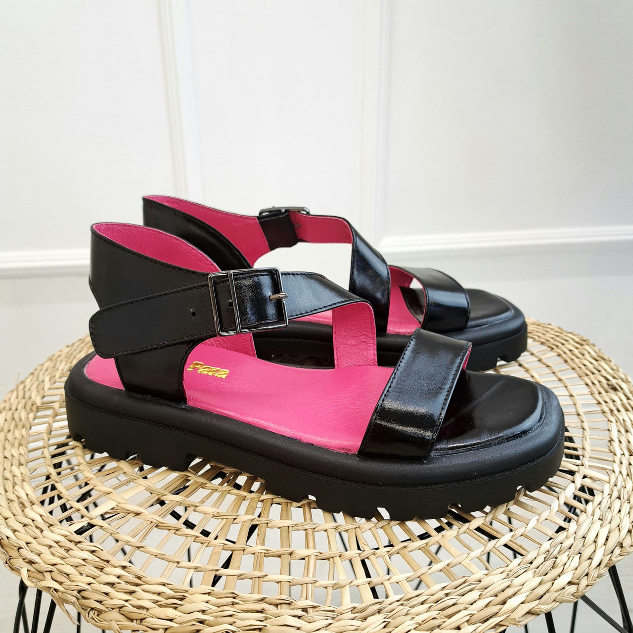 Босоніжки жіночі лакові на потовщеній підошві. Колір чорний, фото 1