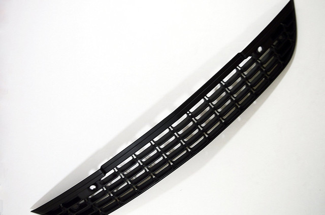 Решітка бампера нижня центральна (для передньої системи допомоги під час паркування) GM 1400465 13297795 13294276 OPEL Astra-J 5 door hatch (хечбек) &