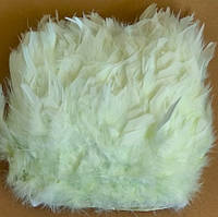 Перова тасьма з пір'я індика. Колір молочний. Перо 12-17 см. Ціна за 0,5 м.