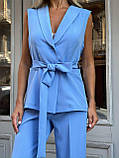 Блакитний жіночий костюм у класичному стилі: жилет і штани, фото 4