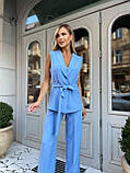 Блакитний жіночий костюм у класичному стилі: жилет і штани, фото 5