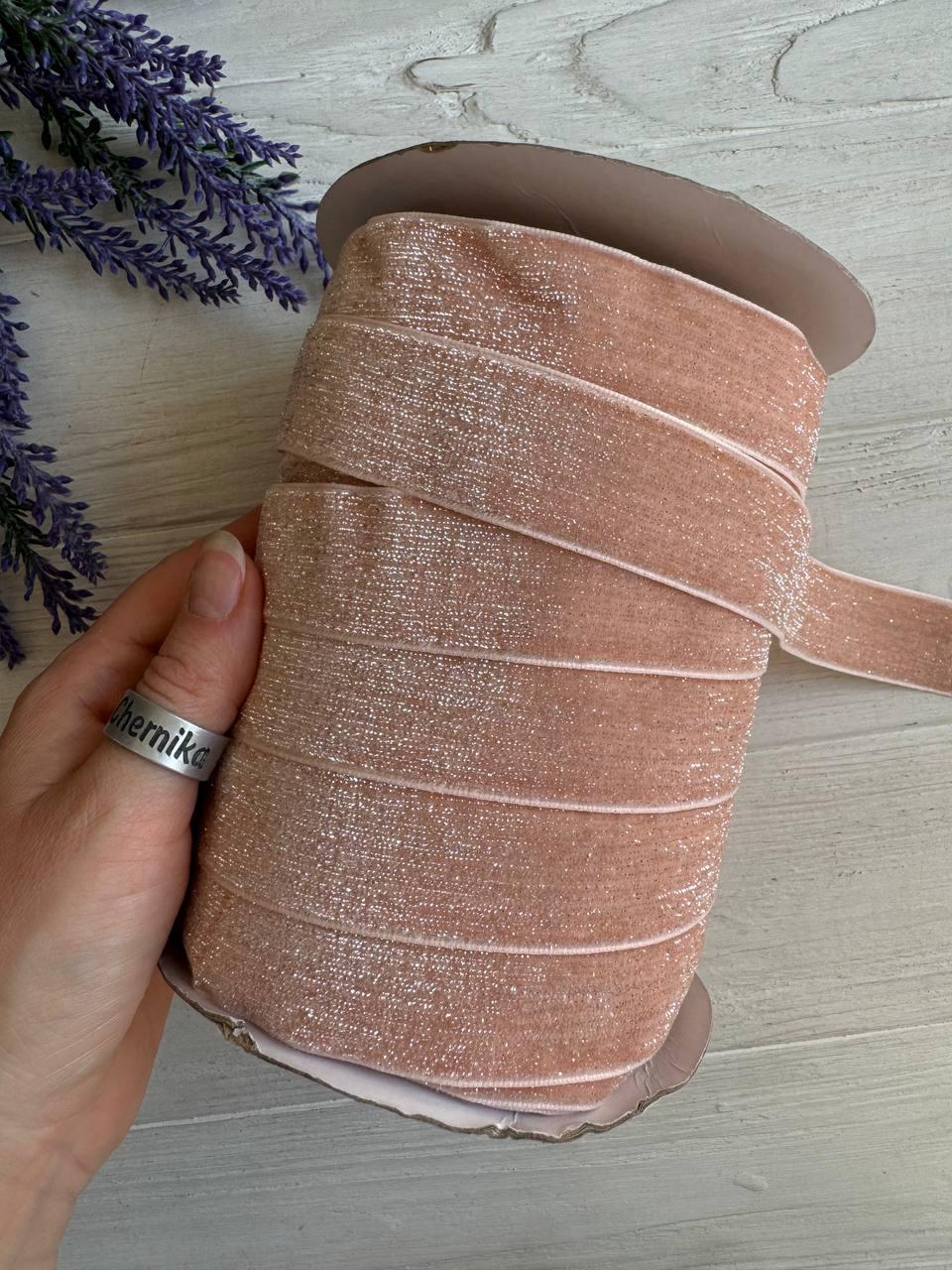 Стрічка оксамитова  перламутрова  " 2,5 см " персикова  рулон 45 метрів