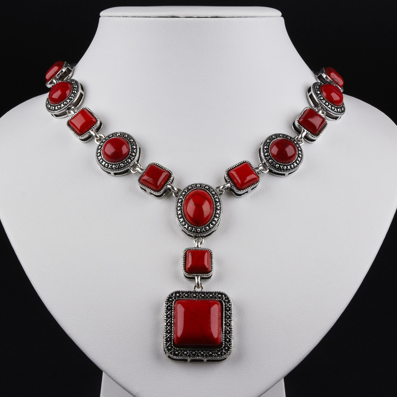 Кольє довге в стилі боххо кулон квадратний зі сріблястими візерунками й елементами коралові камені довжина 65 см