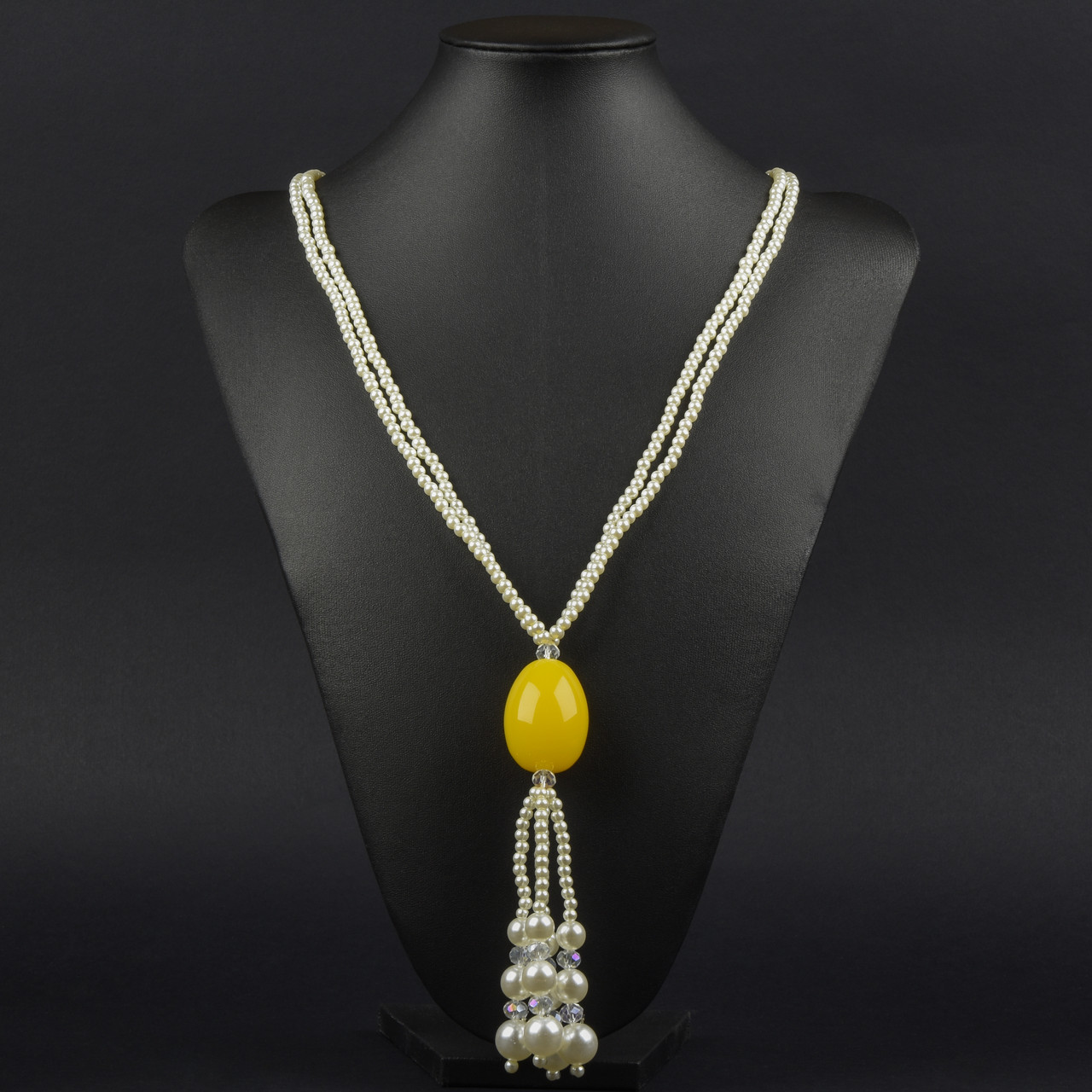 Намисто довгі з молочними дрібними та великими намистинами декоровані жовтим каменем із висувками діаметр 70 см