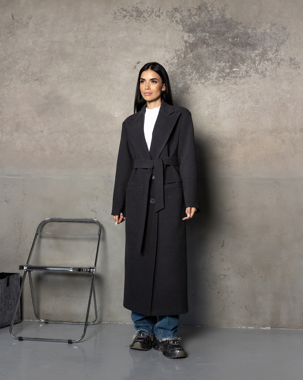 Жіноче утеплене слімтексом пряме зимове пальто максі з поясом, шліцом, фото 1