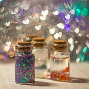 Маленькі скляні пляшечки з пробкою